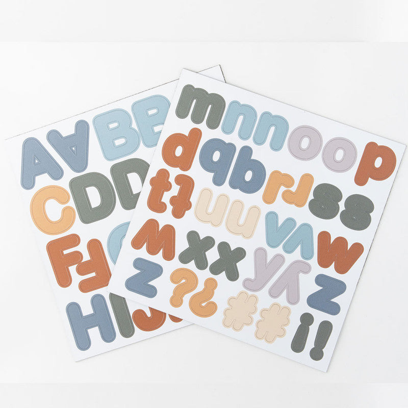 Set van 125 magnetische letters en cijfers in karamel en blauw, ideaal voor een magnetisch bord van Ferflex