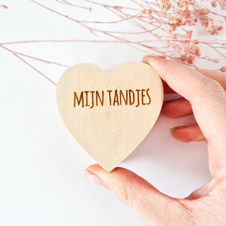 Houten tandendoosje in hartvorm met de gegraveerde tekst ‘mijn tandjes’, van Fien & Feau.