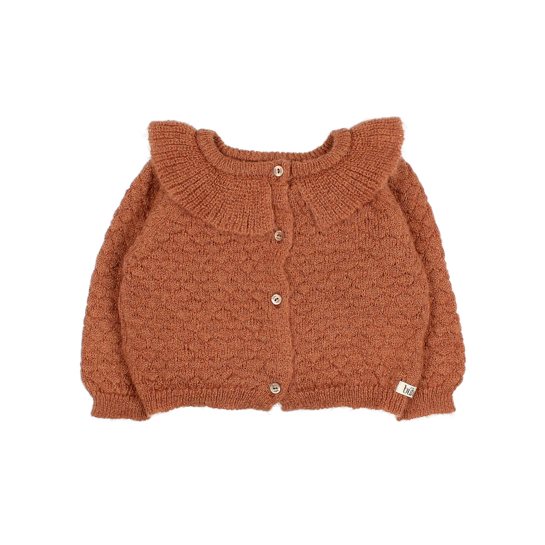 Buho gebreide cardigan in terracotta met ruches bij de halslijn en knoopsluiting aan de voorkant