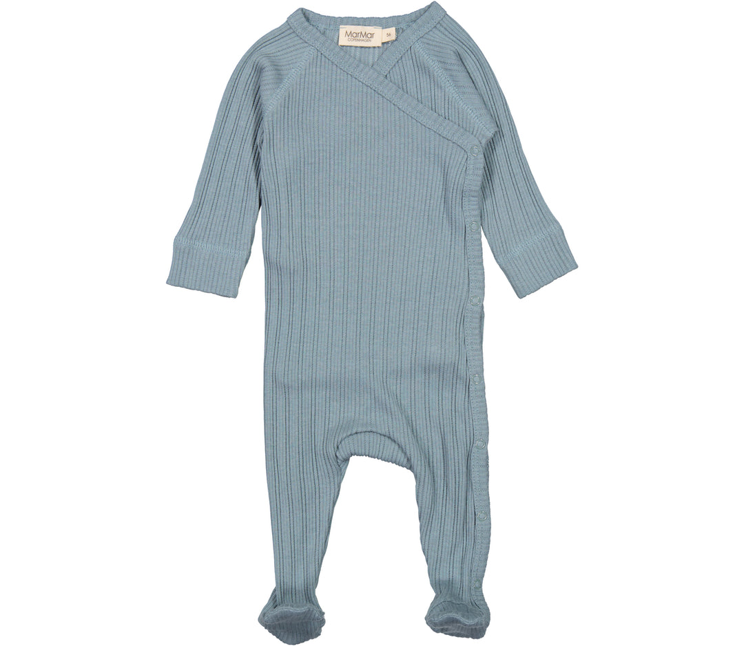 MarMar Copenhagen Pyjama Met Voetjes in Blue Dove - Zachte wikkelbody met drukknopen, lange mouwen, en voetjes