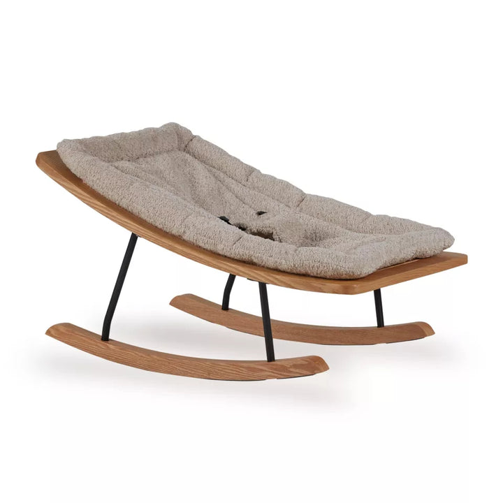 Quax Rocking Baby Bouncer Bouclé in beige met houten frame en zachte bekleding, een moderne babywipstoel in een elegant interieur