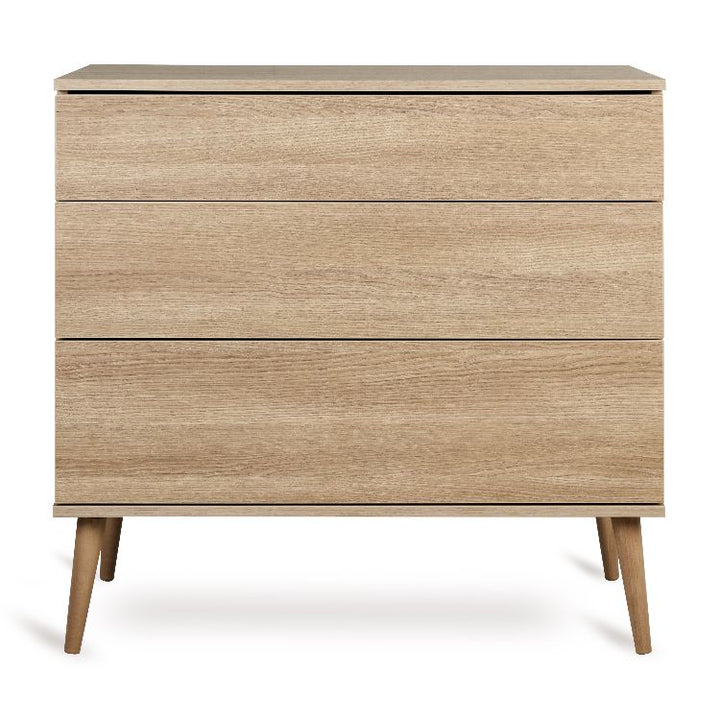 Quax Flow Commode in Honey Ash met push-systeem laden, optionele luiertafel extensie, vervaardigd uit FSC-gecertificeerd hout