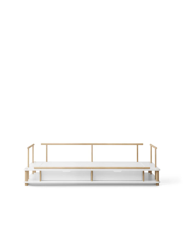 Oliver Furniture Camp Day Bed in White/Oak met eikenhouten spijlen en optionele opberglades, geschikt voor kinderen en tieners.