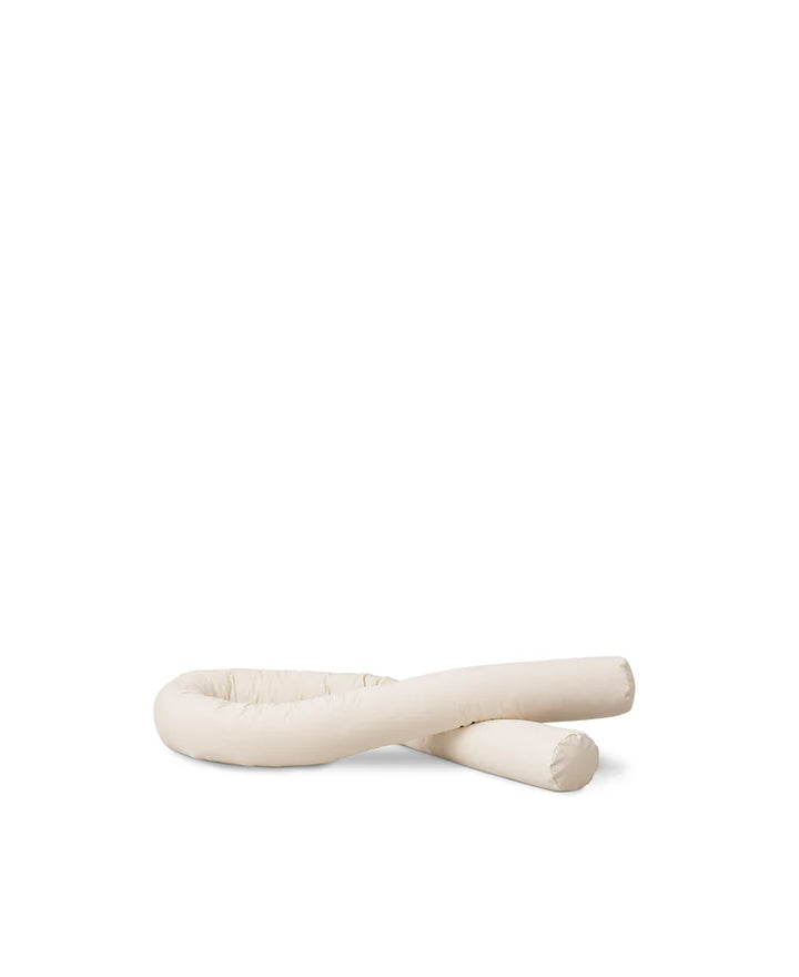 Oliver Furniture Camp Bed Snake van stevig canvas, langs de rand van een bed geplaatst voor extra veiligheid en comfort.