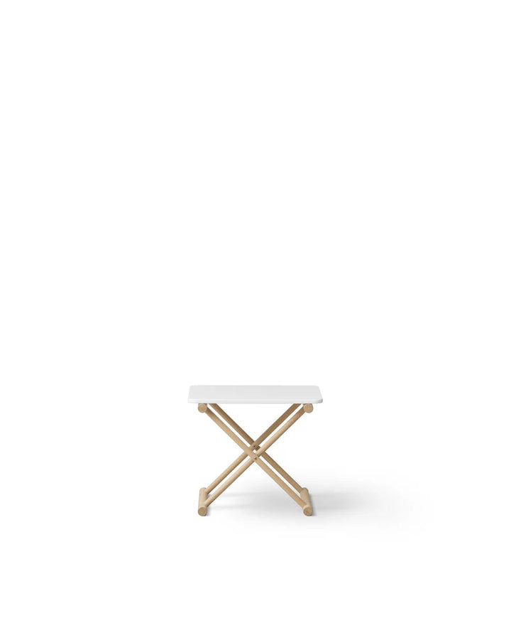 Oliver Furniture Camp Low Tafel met eikenhouten x-frame en verstelbaar tafelblad, geschikt voor kinderkamers of als multifunctionele bijzettafel.