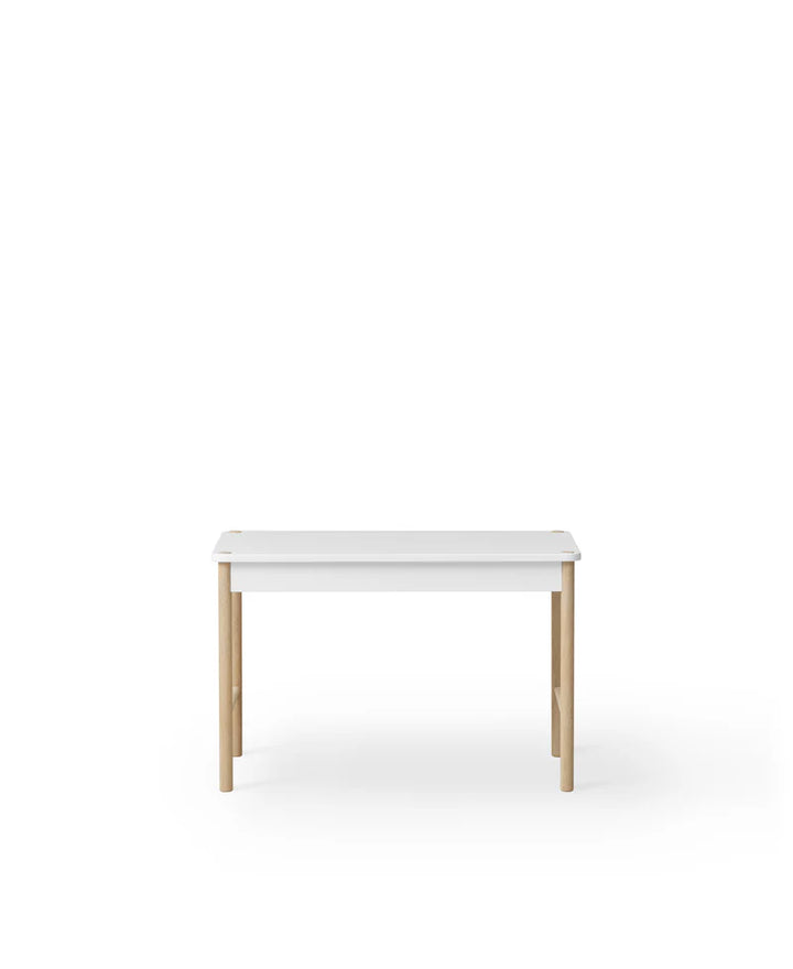 Oliver Furniture Camp Toddler Tafel in White/Oak, met wit tafelblad en eikenhouten frame, geschikt voor tekenen, spelen en knutselen.