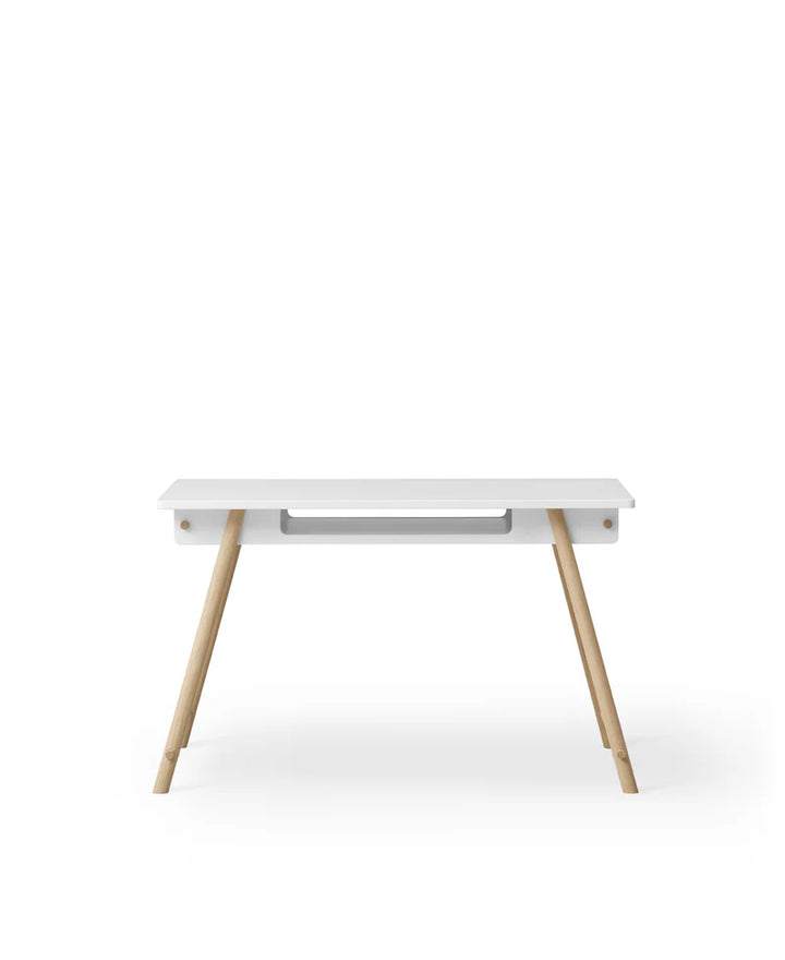 Oliver Furniture Camp Junior Bureau in White/Oak, met verstelbare poten en ingebouwde plank, perfect voor schoolwerk en creatieve activiteiten.