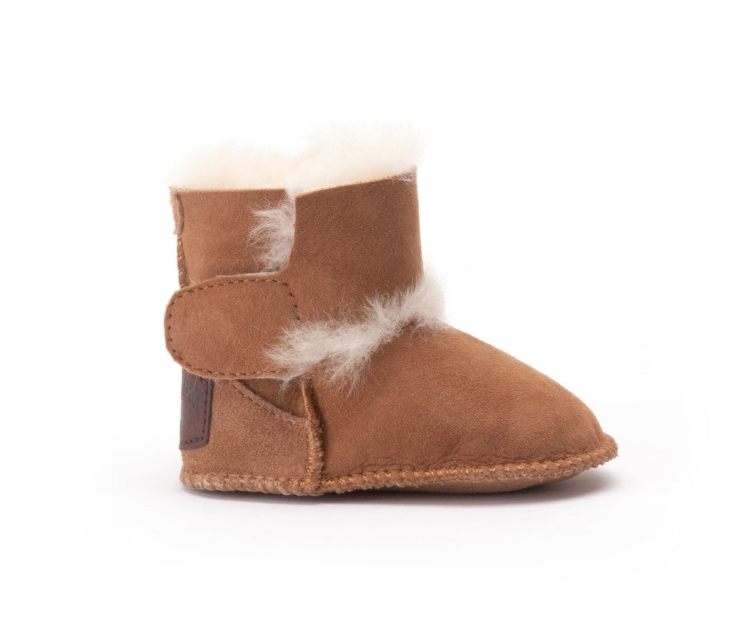 Warmbat Winter Laarzen Baby Hay Velcro Cognac, afgewerkt met pluche en binnenzool van merinowol, ideaal voor baby's