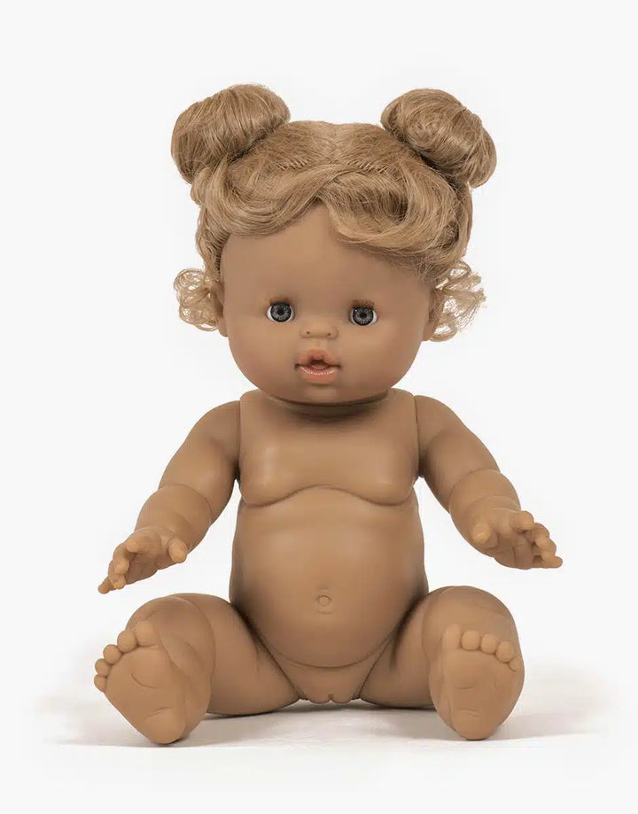 Minikane Pop Louise 34 cm met blond haar, knotjes en grijsblauwe ogen, gemaakt van vinyl met een vanillegeur