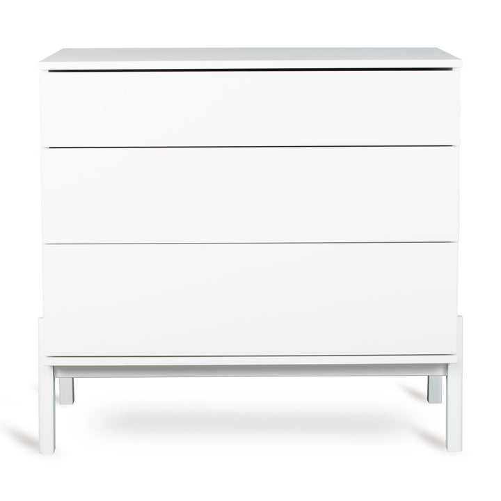 Quax Ashi Commode in Cream met drie push-open laden en optionele luiertafel-extensie voor stijlvolle en praktische kinderkameropslag