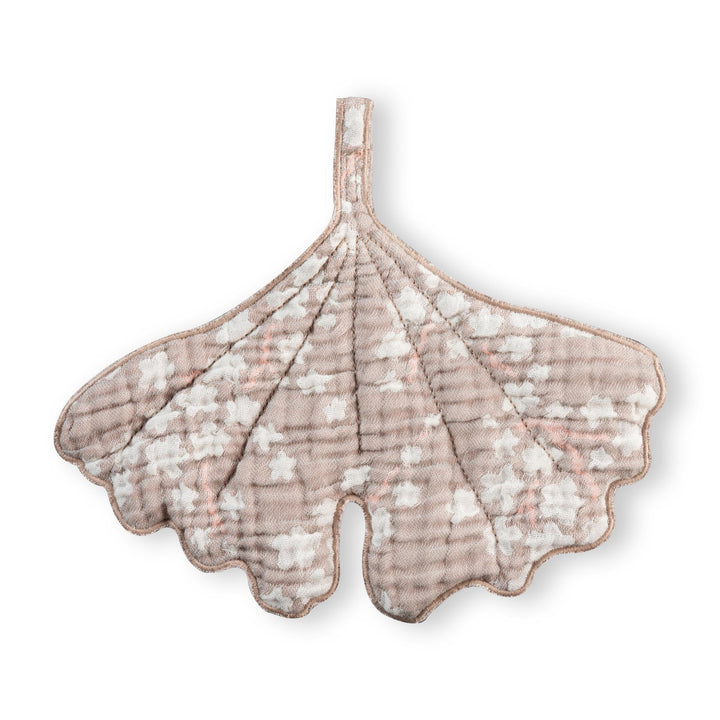 Quax Knuffeldoek Ginko Natural Blossom van mousselinekatoen, geïnspireerd op de Ginkgo-boom.