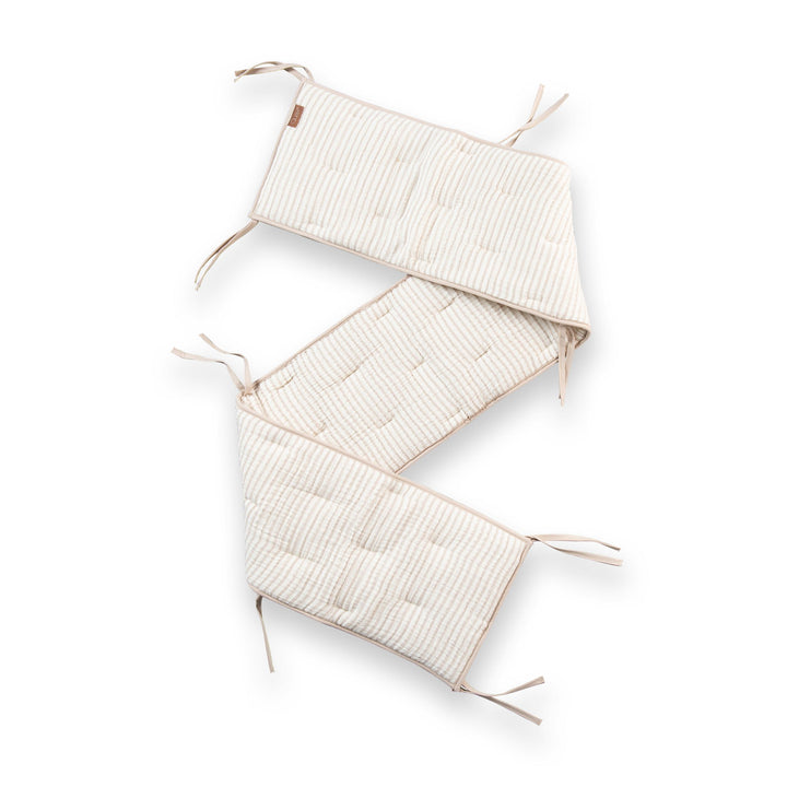 Quax Omrander Bed/Park Natural Stripes, gemaakt van zachte muslin katoen, met touwtjes voor veilige bevestiging.
