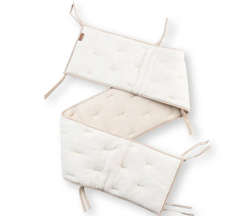 Quax Omrander Bed/Park Natural Clay, gemaakt van zachte muslin katoen, met touwtjes voor veilige bevestiging.
