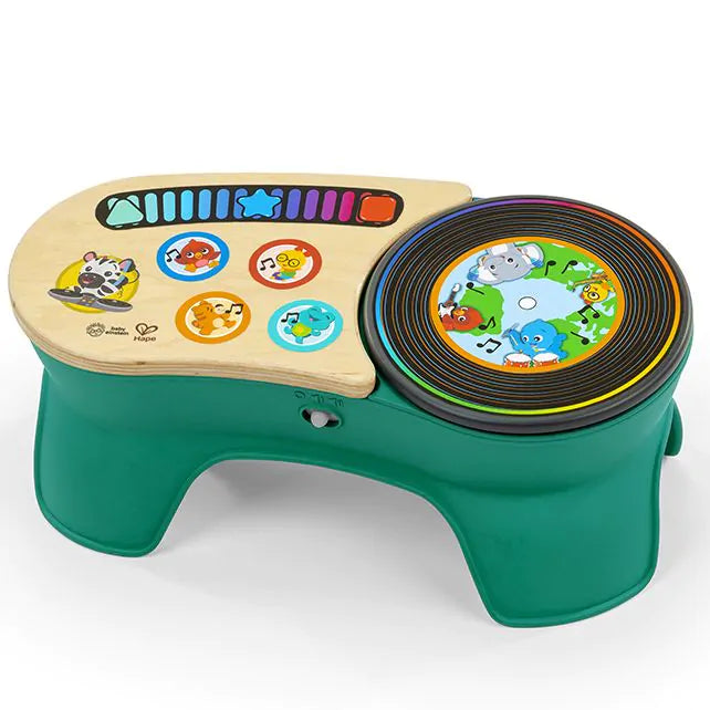 Kind speelt op de duurzame DJ Discovery Magic Touch Turntable van Hape Toys