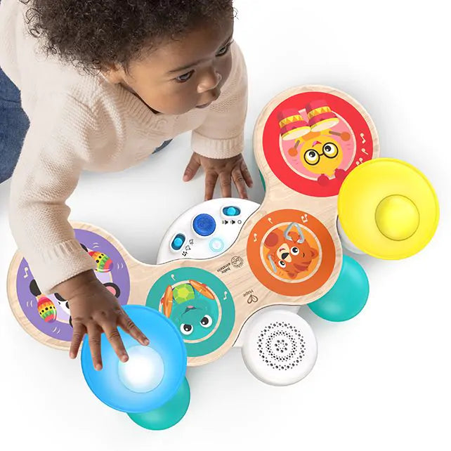 Kind bespeelt het Magic Touch drumstel Drum Together In Tune van Hape Toys