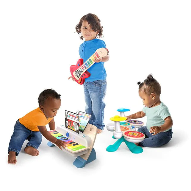 Kind bespeelt het Magic Touch drumstel Drum Together In Tune van Hape Toys