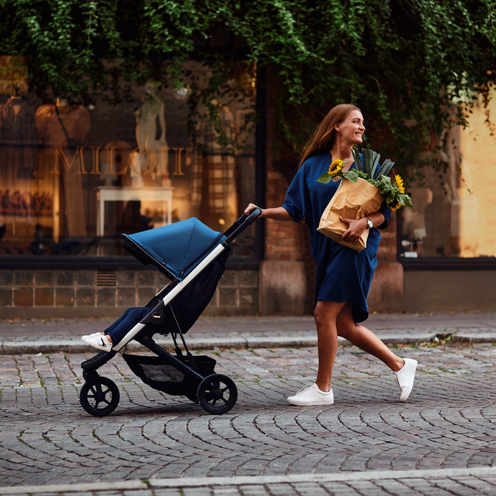 Thule Spring Buggy - Majolica Blue on Aluminium, lichtgewicht en eenvoudig opvouwbaar