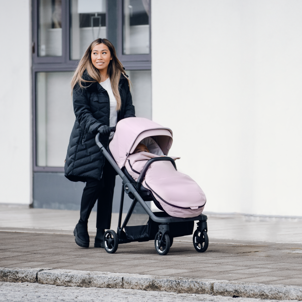 Thule Voetenzak Misty Rose, geïsoleerd en comfortabel, met grote ritssluiting en handig voorvak.