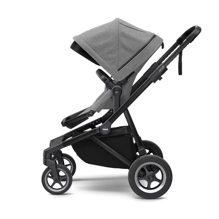 Thule Sleek kinderwagen, Grey Melange on Black, met reiswieg, stijlvol en comfortabel.