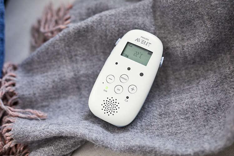 Avent Babyfoon SCD715/26 met nachtlampje, temperatuursensor en terugspreekfunctie voor complete ouderlijke zorg.