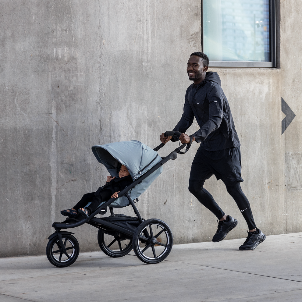 Thule Urban Glide 3 buggy in mid blue met grote wielen en comfortabele zitje