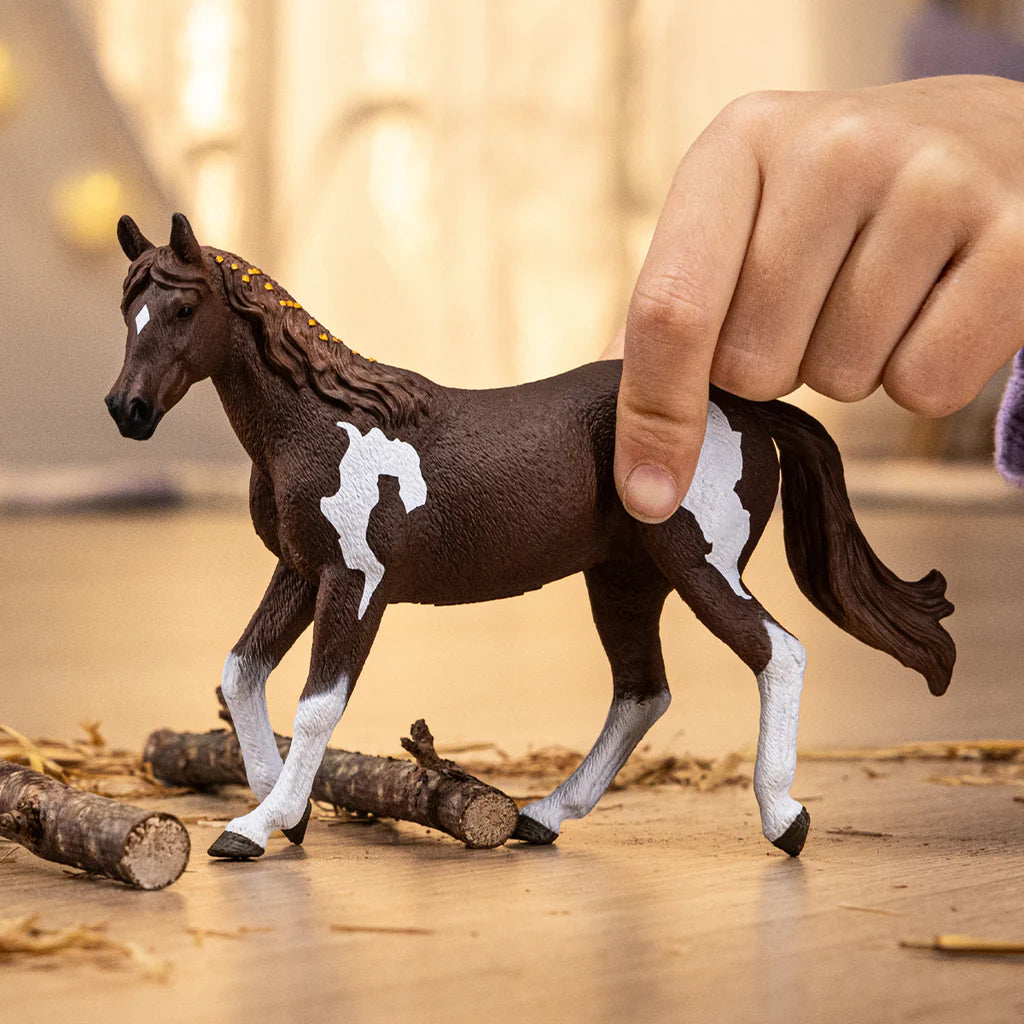 Schleich speelfiguur Paint Merrie, bruin met witte vlekken, realistische details