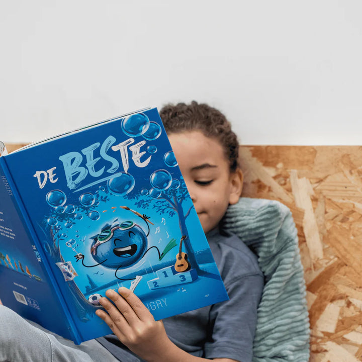 Boek "De Beste" van Hongry met Barry de blauwe bes die leert over doorzetten en zelfvertrouwen