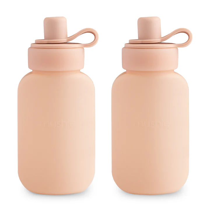 Mushie silicone knijpzakje / drinkfles in blush, herbruikbaar en voedselveilig, ideaal voor baby’s en peuters