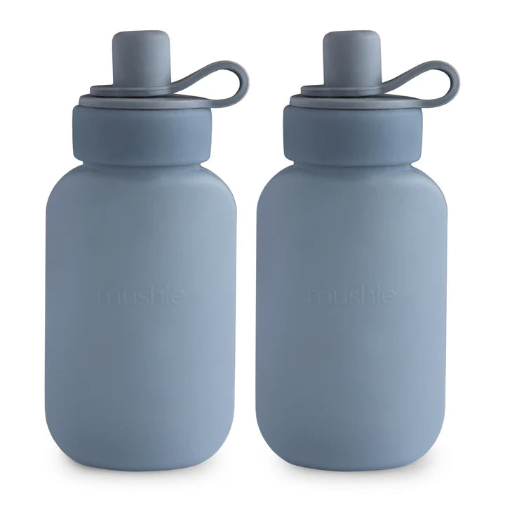 Mushie silicone knijpzakje / drinkfles in cambridge blue, herbruikbaar en voedselveilig, ideaal voor baby’s en peuters