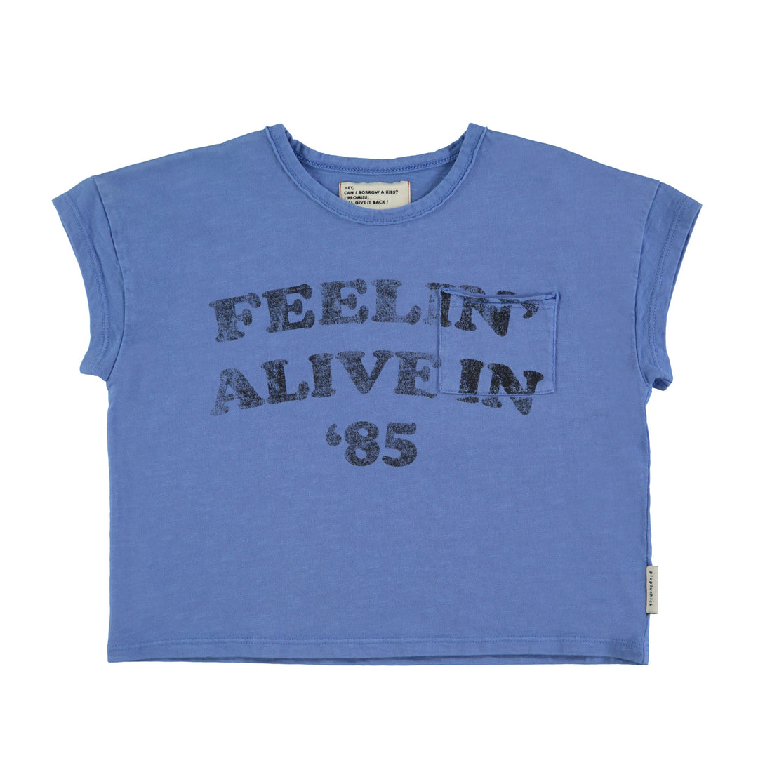 Donkerblauw T-shirt van Piupiuchick met Feelin' Alive in '85 print en borstzakje