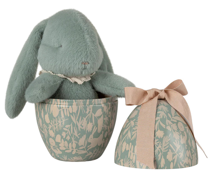 Maileg Bunny Met Paasei Mint – lief knuffelkonijn met katoenen kraag in een vintage metalen paasei