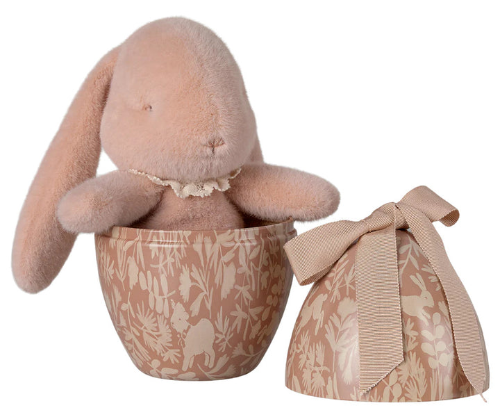 Maileg Bunny Met Paasei Powder – lief knuffelkonijn met katoenen kraag in een vintage metalen paasei