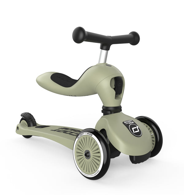 Peuter rijdt op Scoot & Ride Highwaykick 1 step in olijfgroen