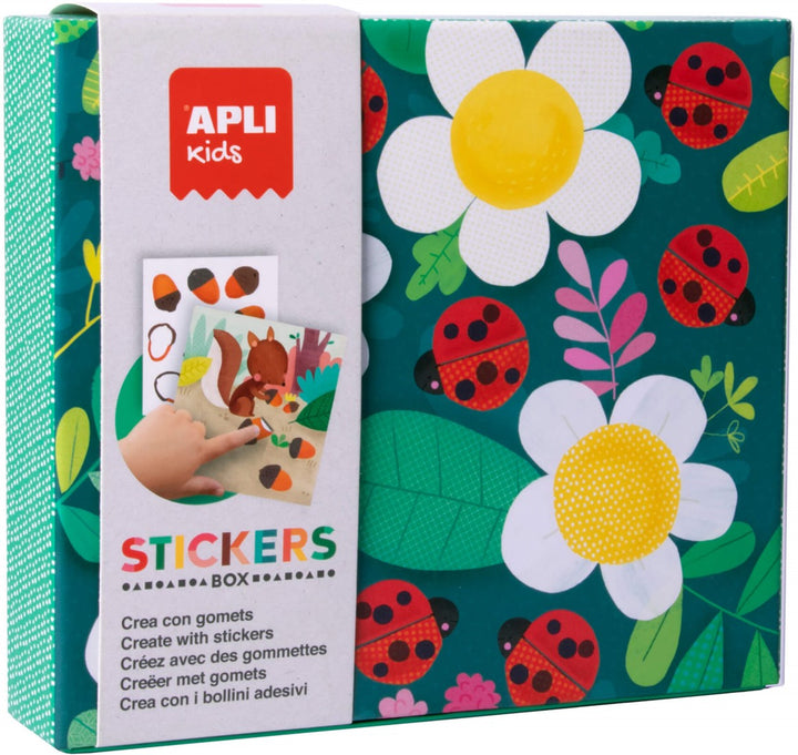 Kind speelt met APLI Kids stickerspel lieveheersbeestje