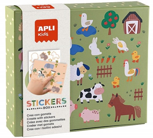 Kind speelt met APLI stickerspel over dieren en hun leefomgeving in kleurrijke kartonnen doos