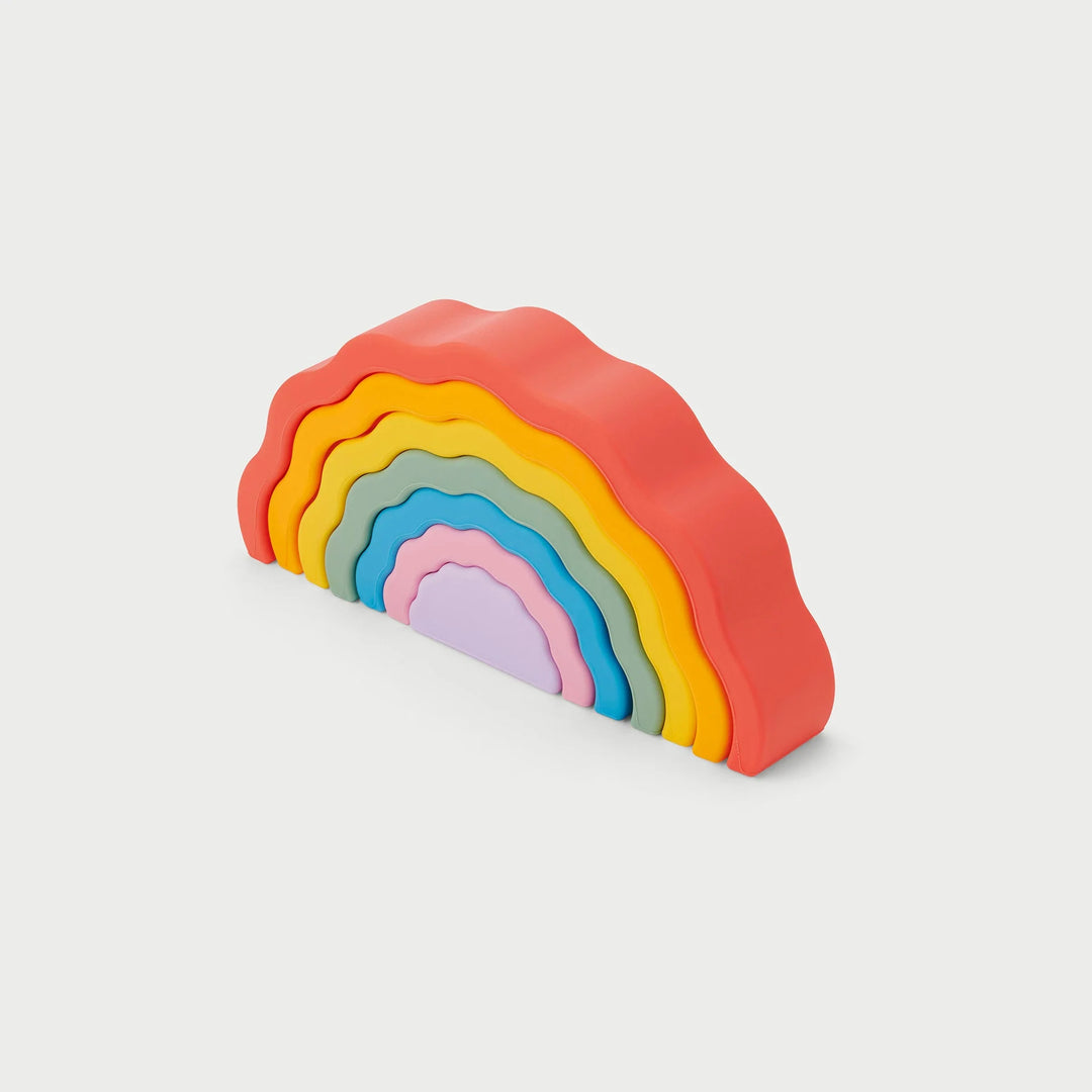 Kind speelt met Tickit Silisoft Wobbel Regenboog in regenboogkleuren