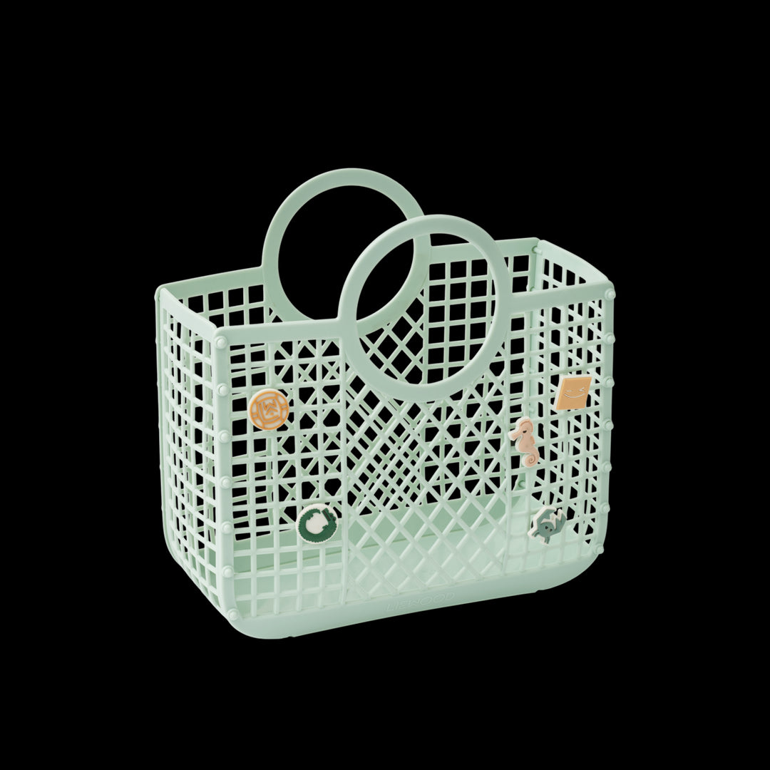 Liewood Samantha mandje in Light Peppermint met decoratieve charms, demonteerbaar