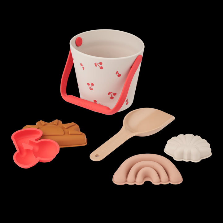 Liewood Gilma strandset met emmer, schep en zandvormen in Cherries Sandy design