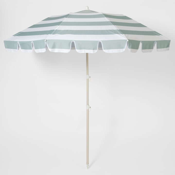 Sunnylife Parasol Compact La Palma in groen-wit gestreept design op het strand