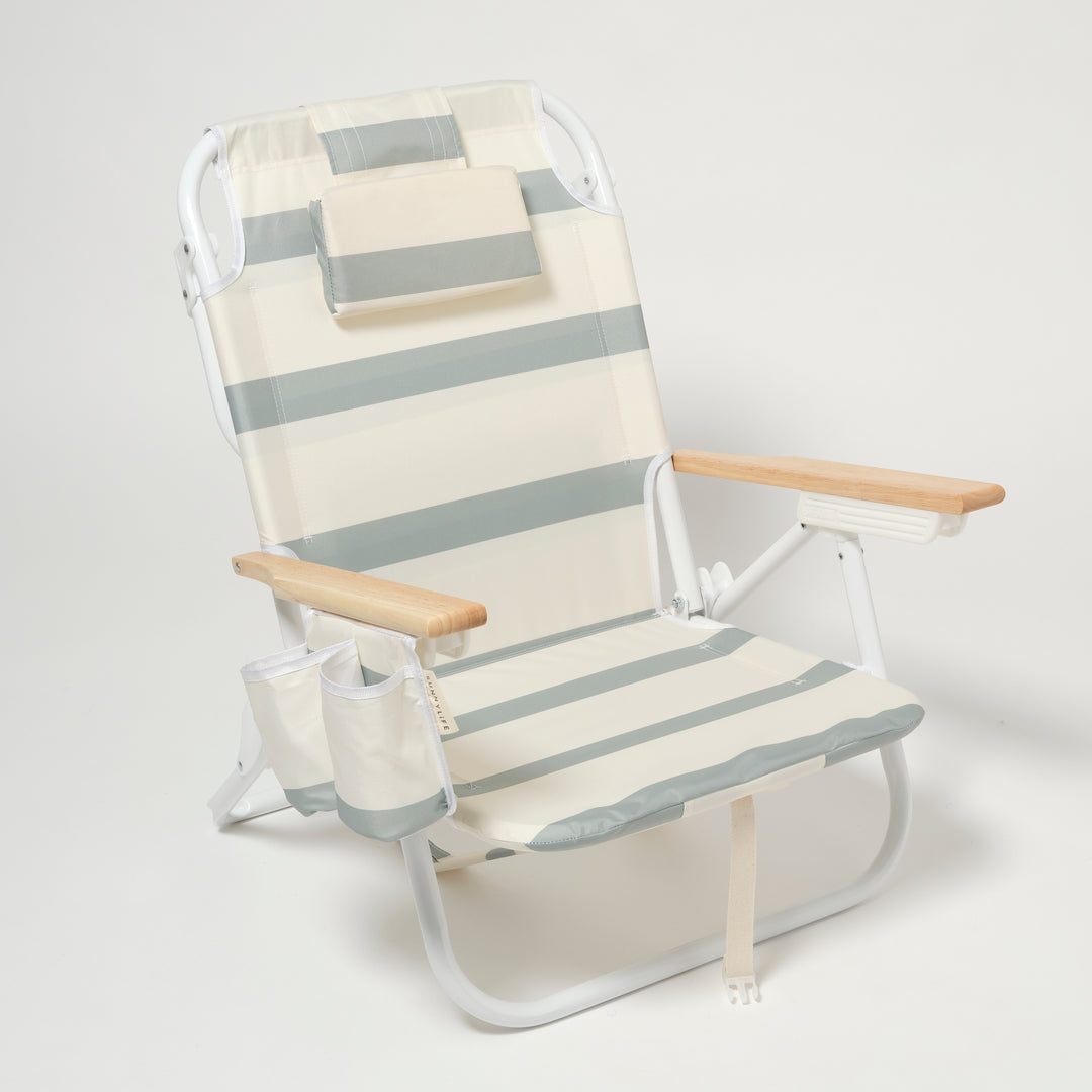 Sunnylife Deluxe strandstoel met groen-witte strepen en houten armleuningen