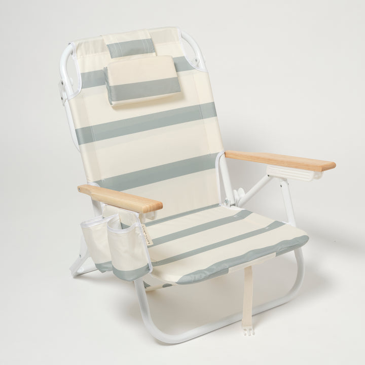 Sunnylife Deluxe strandstoel met groen-witte strepen en houten armleuningen