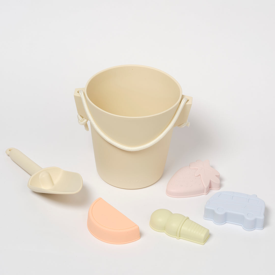 Pastelgekleurde silicone strandset met emmer, spade en zandvormen van Sunnylife