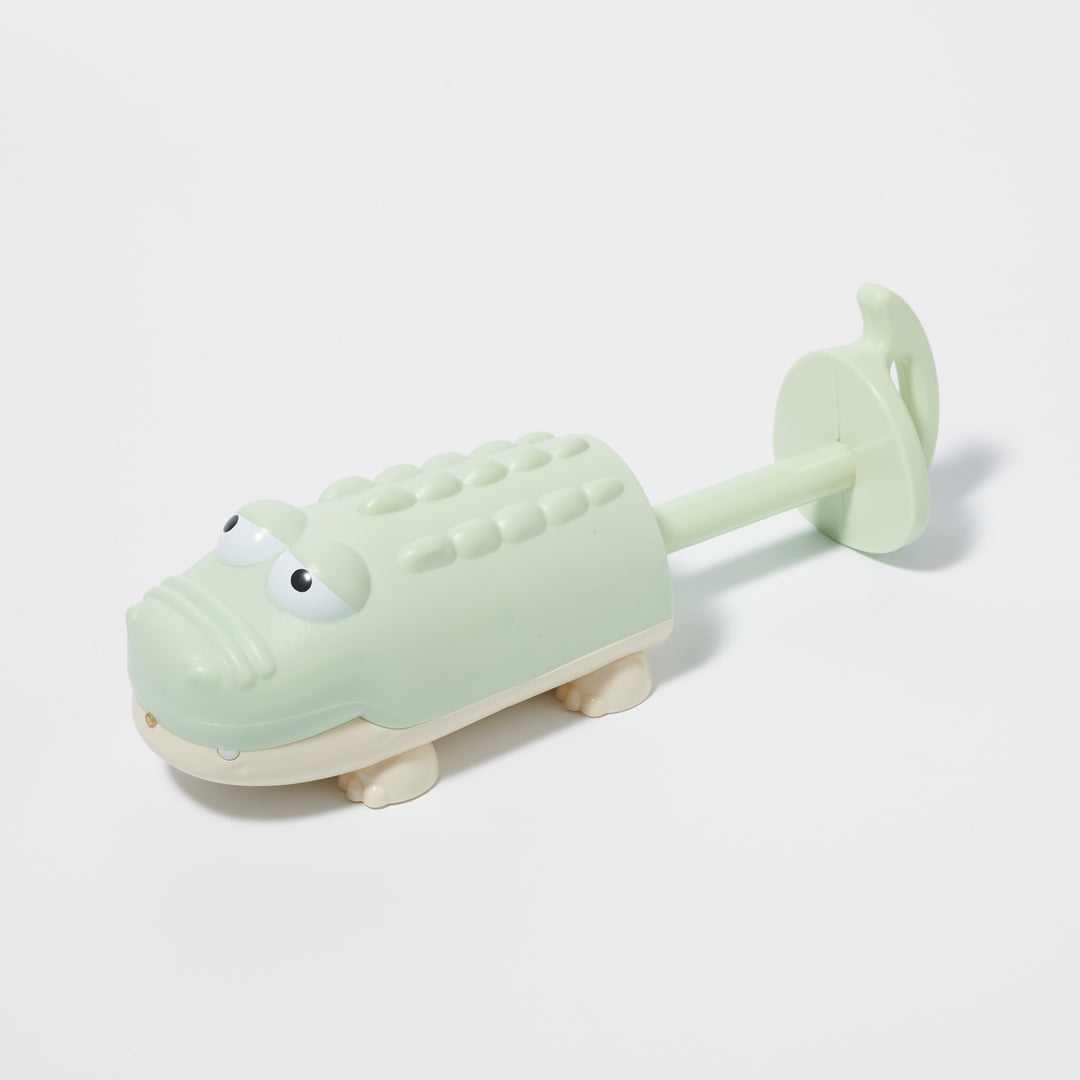 Groen waterpistool in krokodilvorm van Sunnylife voor zomerse waterpret