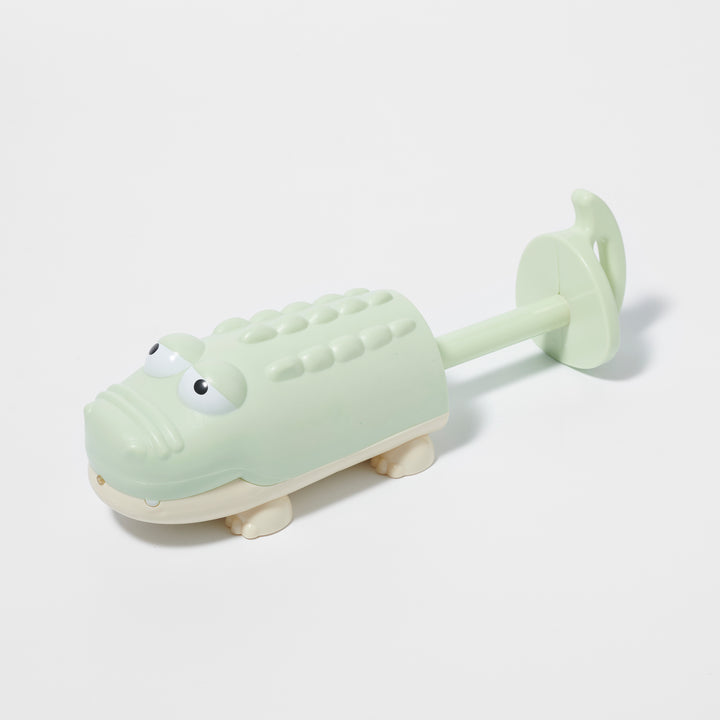 Groen waterpistool in krokodilvorm van Sunnylife voor zomerse waterpret