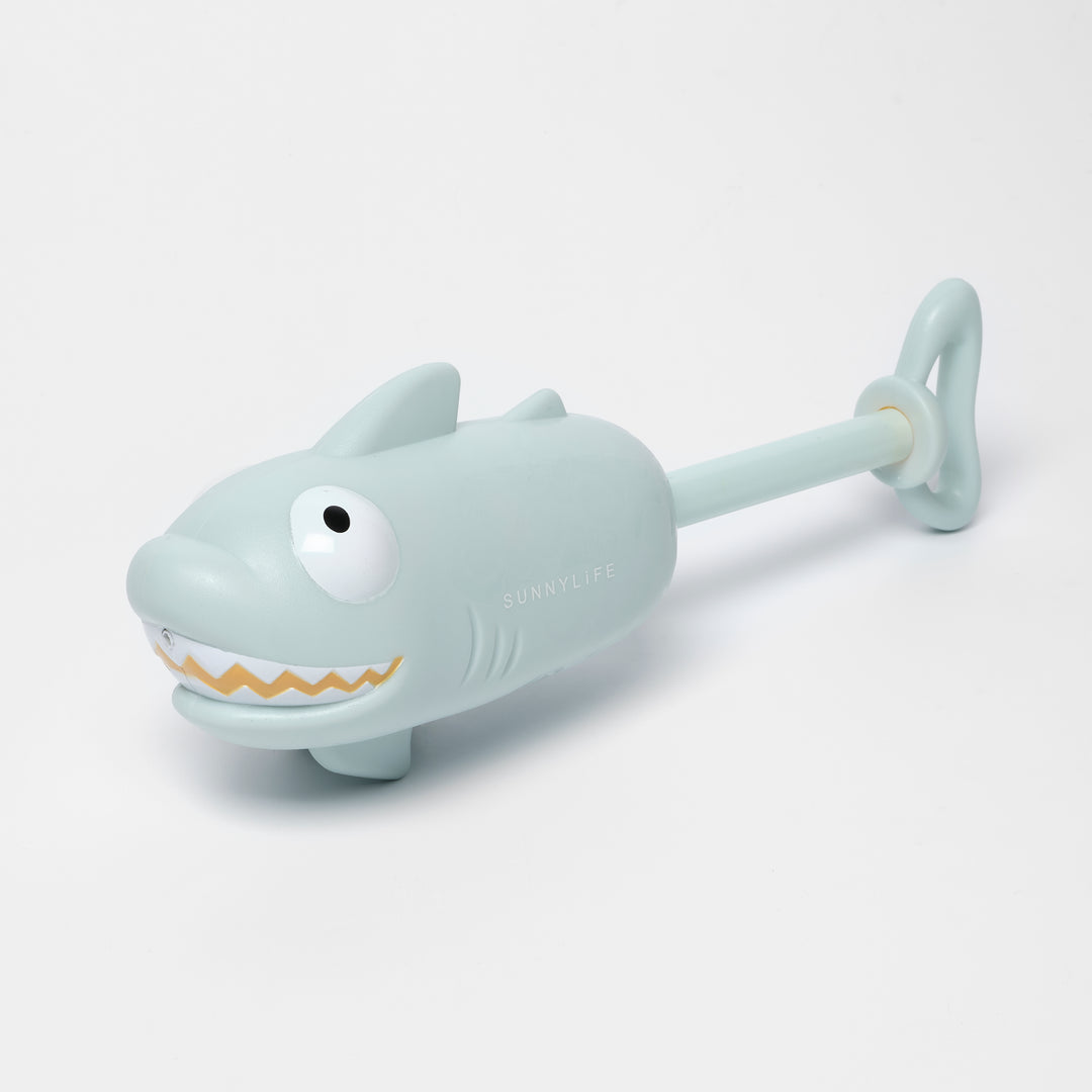 Blauw waterpistool in haaivorm van Sunnylife voor zomerse waterspelen