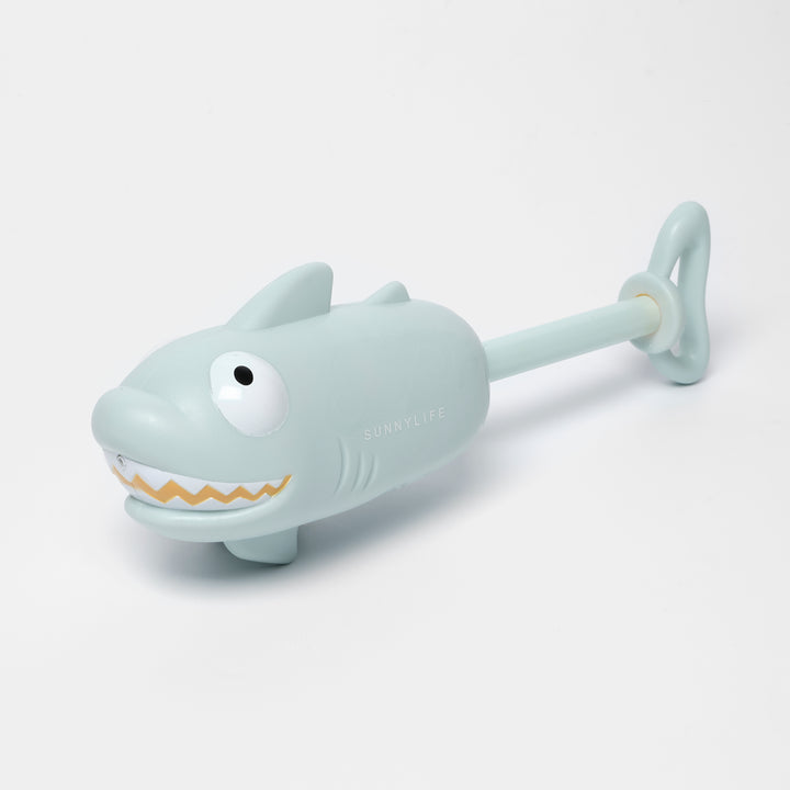 Blauw waterpistool in haaivorm van Sunnylife voor zomerse waterspelen