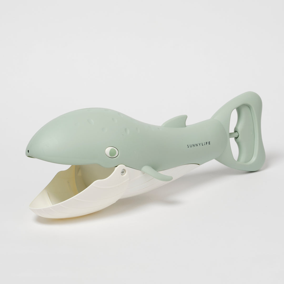 Groene walvisvormige strandschep van Sunnylife met veerhendel