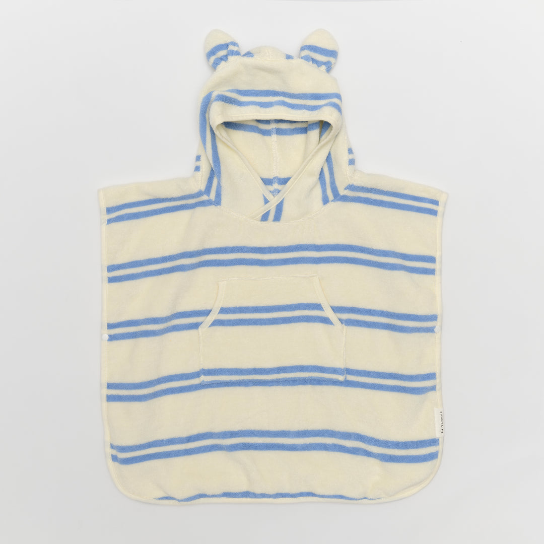 Kinderponcho met blauwe strepen en zachte badstof van Sunnylife, model Sid the Seagull