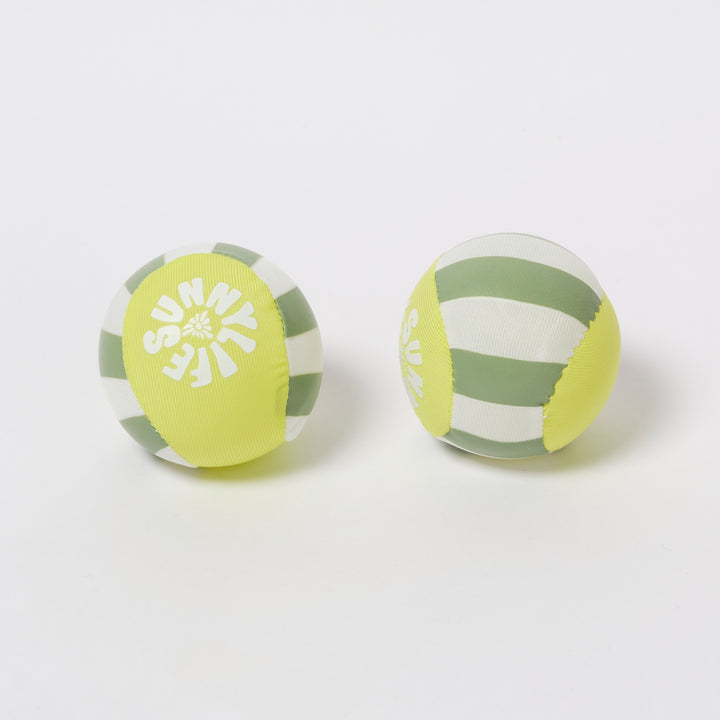 Twee kleine waterstuiterballen van Sunnylife in citruskleur, ontworpen voor op het water