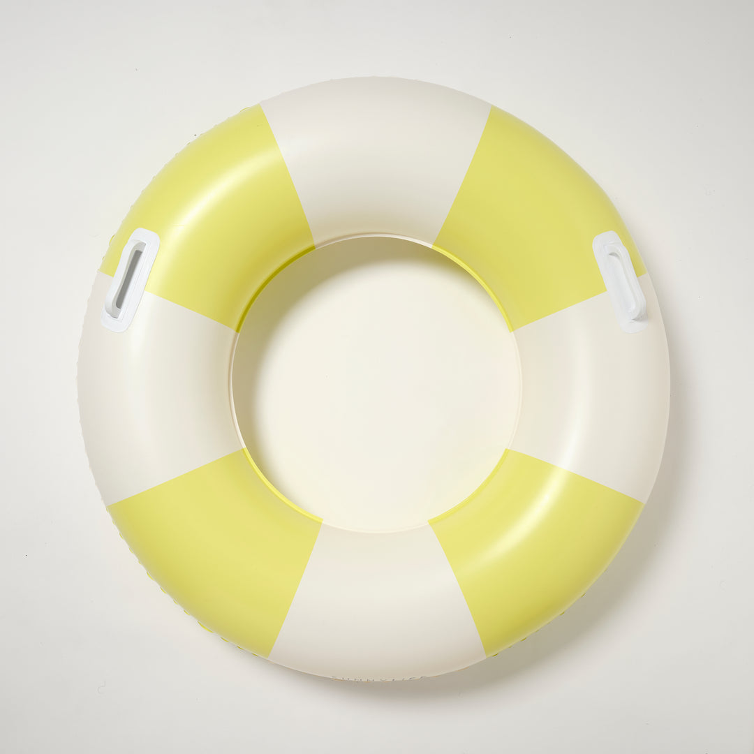 Slanke zwemband met gele strepen van Sunnylife, drijvend in helder zwembadwater